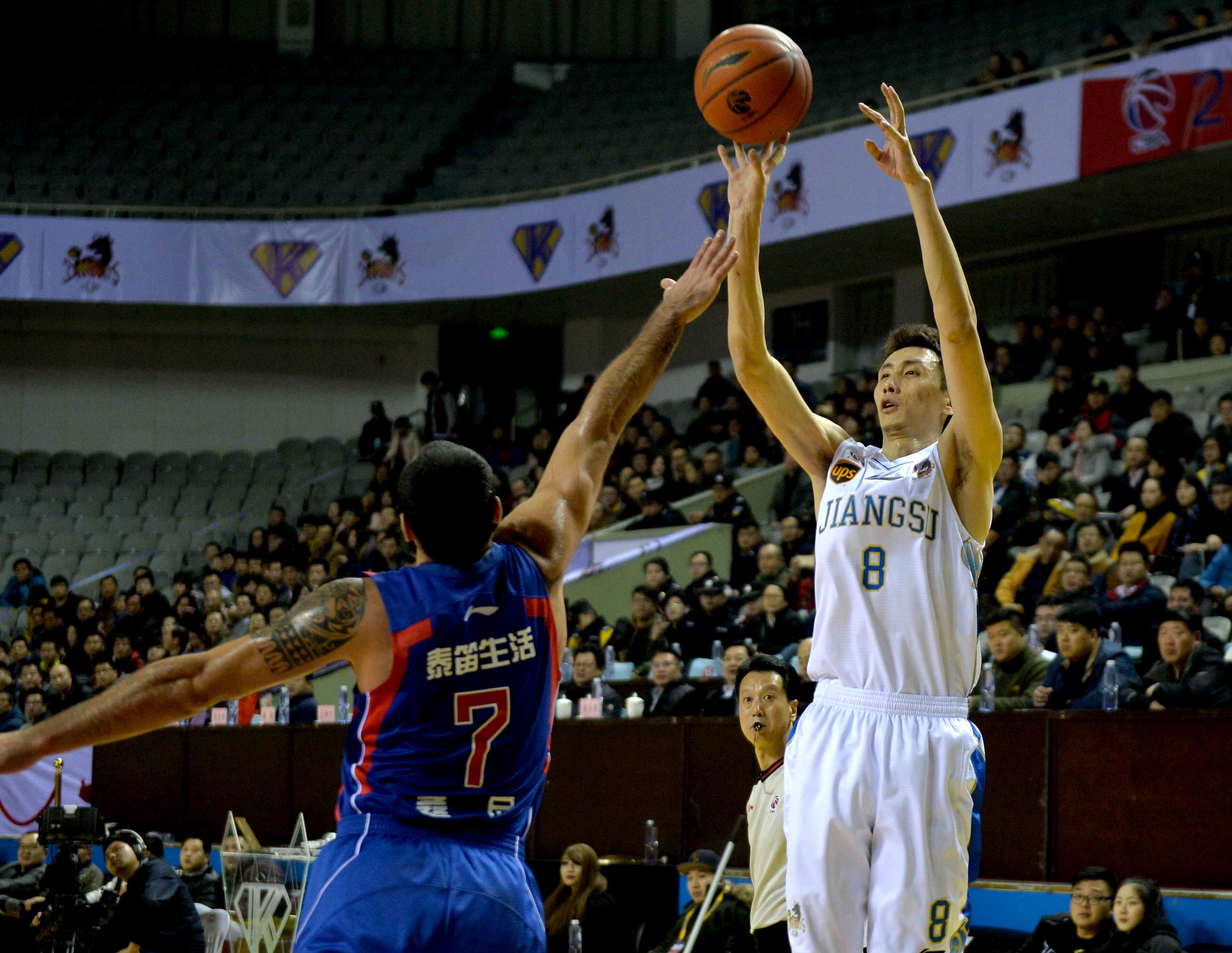 周琦在场边 周琦在场边